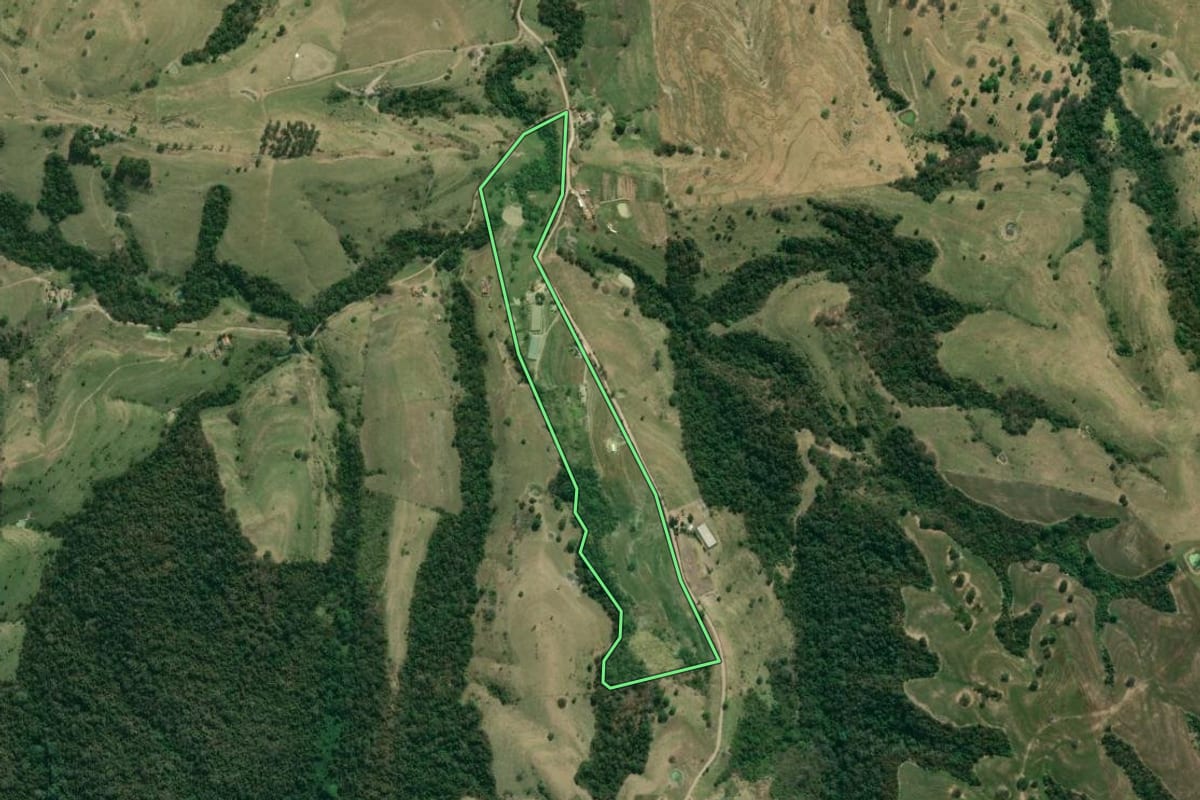 Imagem de satélite do imóvel rural em Jundiaí do Sul (PR), com o contorno declarado no CAR desenhado por cima.