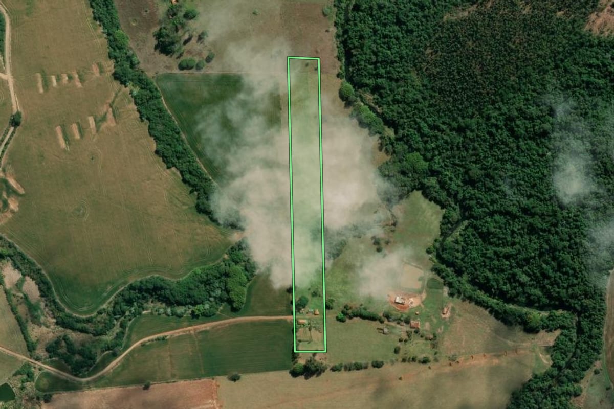 Imagem de satélite do imóvel rural em Jundiaí do Sul (PR), com o contorno declarado no CAR desenhado por cima.
