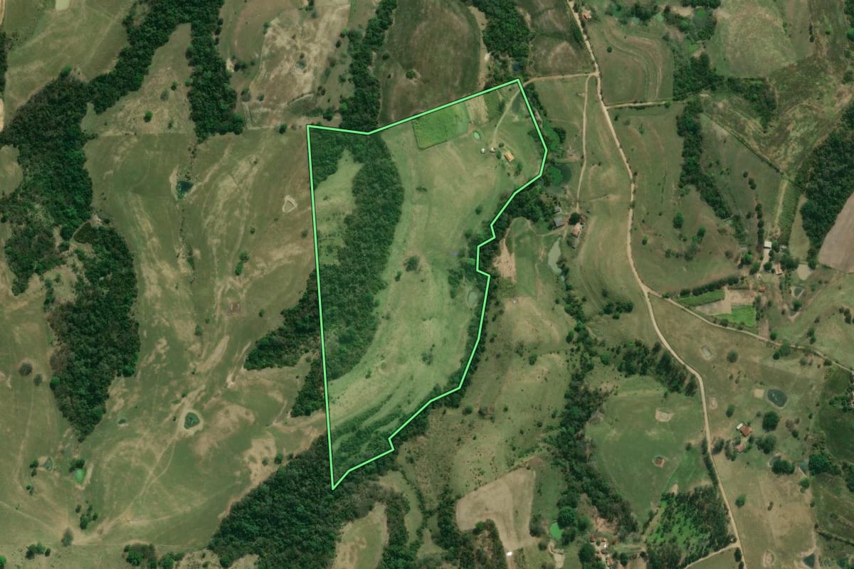 Imagem de satélite do imóvel rural em Jundiaí do Sul (PR), com o contorno declarado no CAR desenhado por cima.