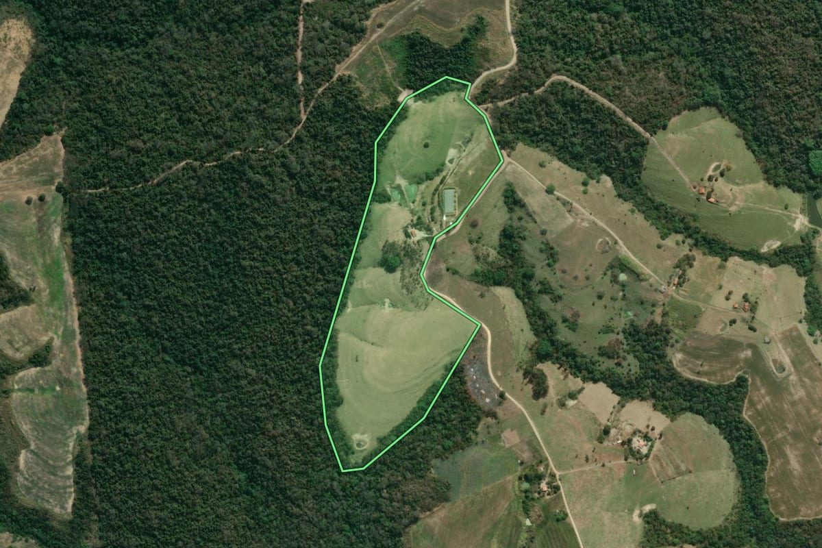Imagem de satélite do imóvel rural em Jundiaí do Sul (PR), com o contorno declarado no CAR desenhado por cima.