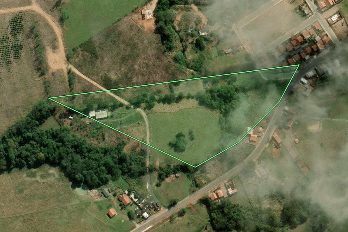 Imagem de satélite do imóvel rural em Jundiaí do Sul (PR), com o contorno declarado no CAR desenhado por cima.