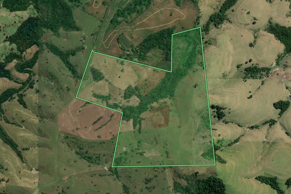 Imagem de satélite do imóvel rural em Jundiaí do Sul (PR), com o contorno declarado no CAR desenhado por cima.