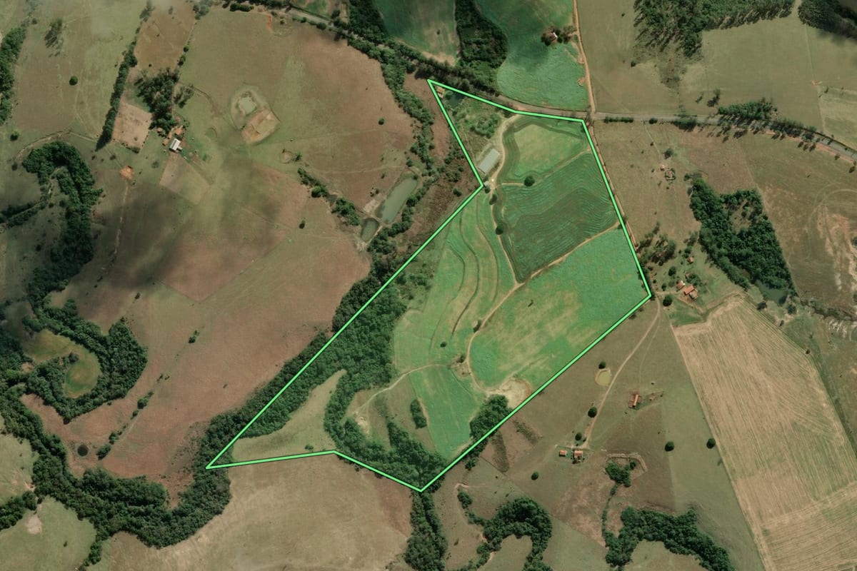 Imagem de satélite do imóvel rural em Jundiaí do Sul (PR), com o contorno declarado no CAR desenhado por cima.
