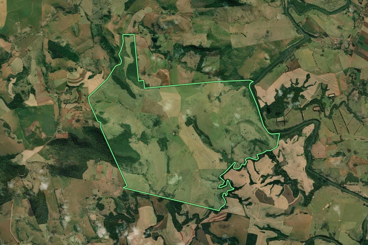 Imagem de satélite do imóvel rural em Jundiaí do Sul (PR), com o contorno declarado no CAR desenhado por cima.