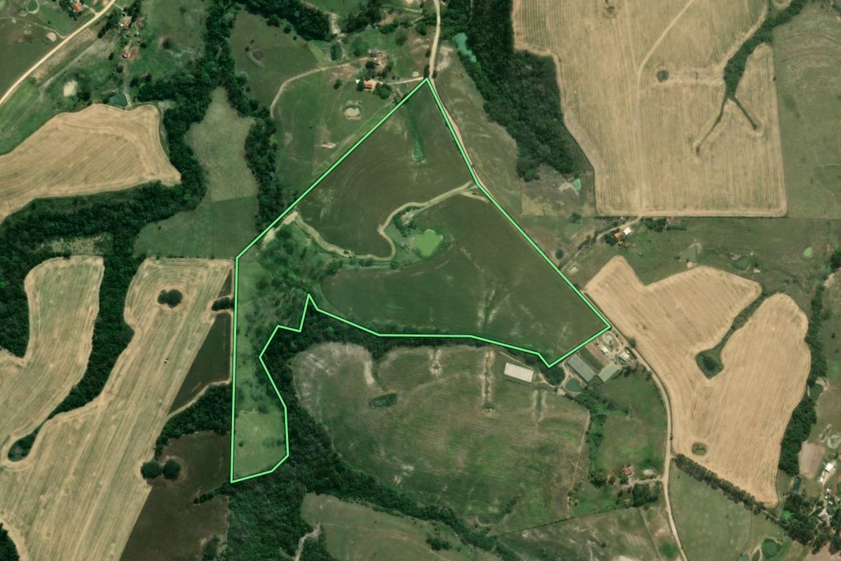 Imagem de satélite do imóvel rural em Jundiaí do Sul (PR), com o contorno declarado no CAR desenhado por cima.