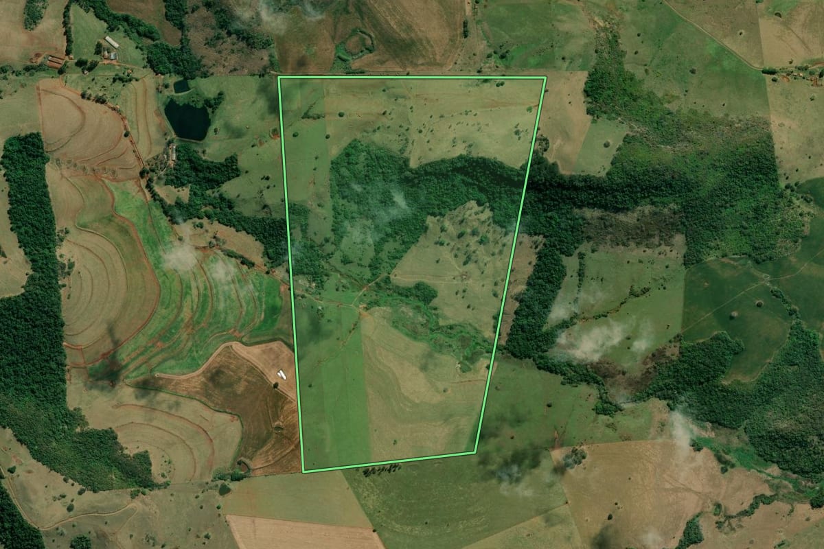 Imagem de satélite do imóvel rural em Jundiaí do Sul (PR), com o contorno declarado no CAR desenhado por cima.