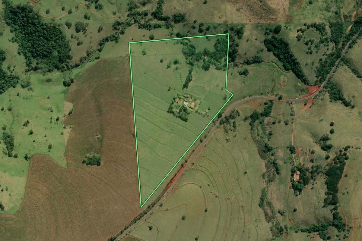 Imagem de satélite do imóvel rural em Jundiaí do Sul (PR), com o contorno declarado no CAR desenhado por cima.