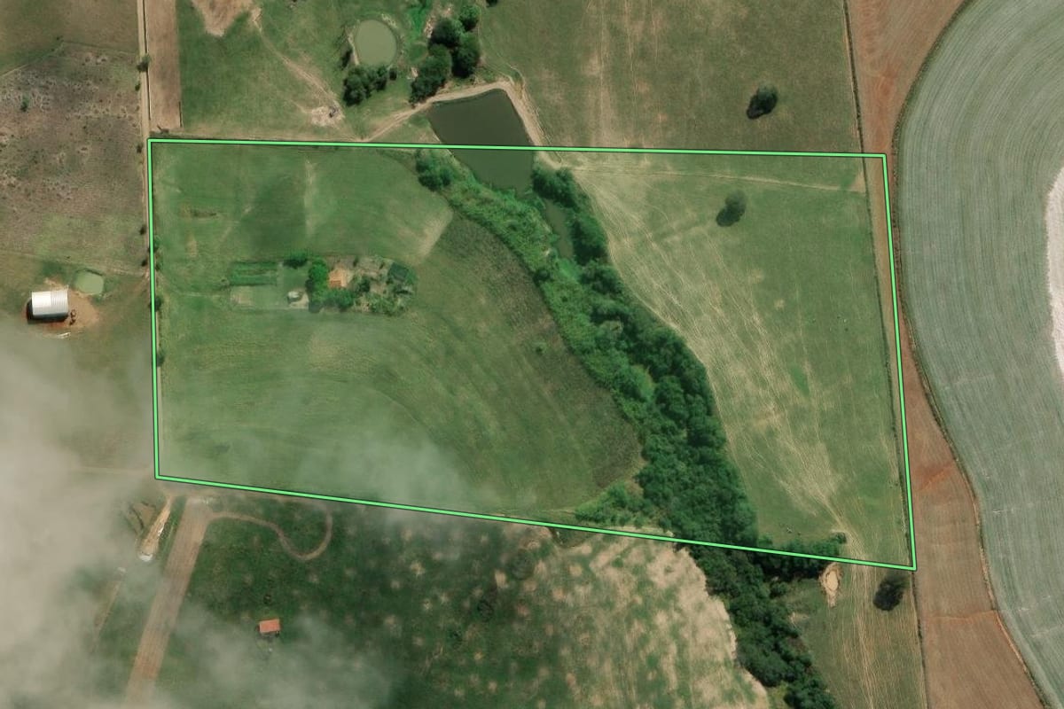 Imagem de satélite do imóvel rural em Jundiaí do Sul (PR), com o contorno declarado no CAR desenhado por cima.