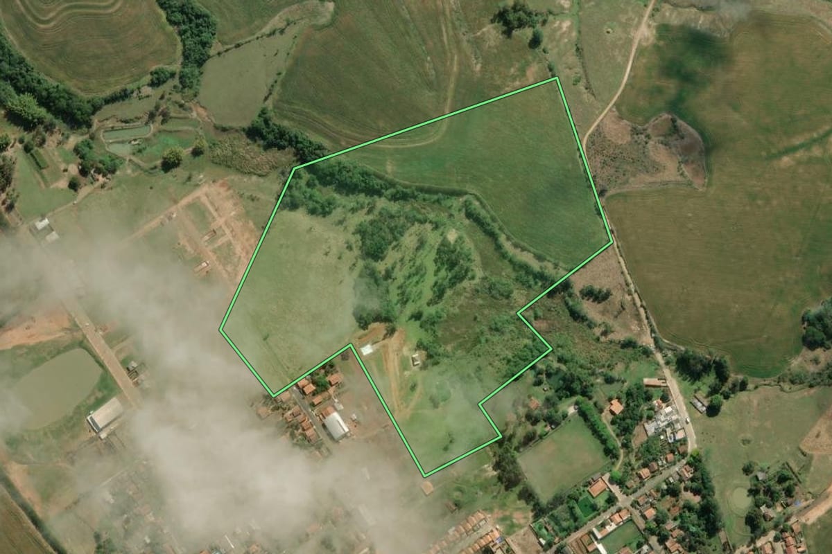 Imagem de satélite do imóvel rural em Jundiaí do Sul (PR), com o contorno declarado no CAR desenhado por cima.