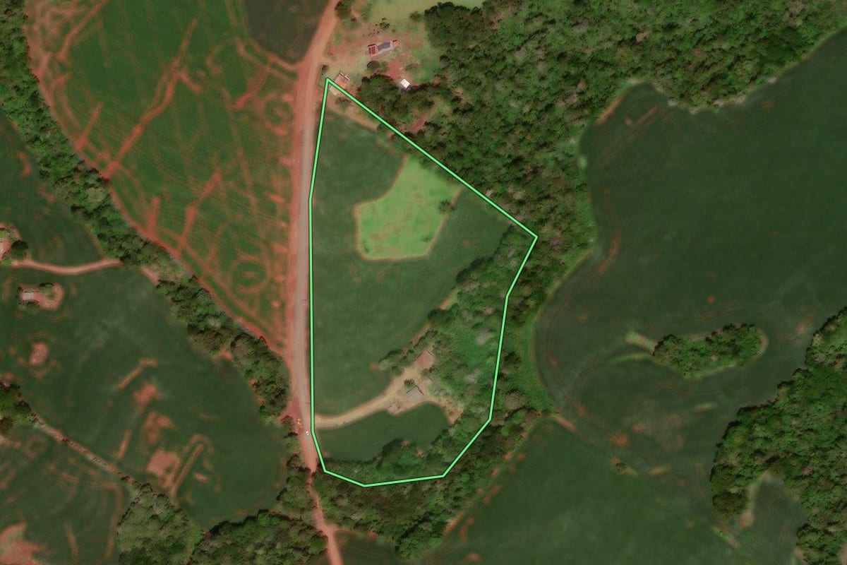 Imagem de satélite do imóvel rural em Juranda (PR), com o contorno declarado no CAR desenhado por cima.