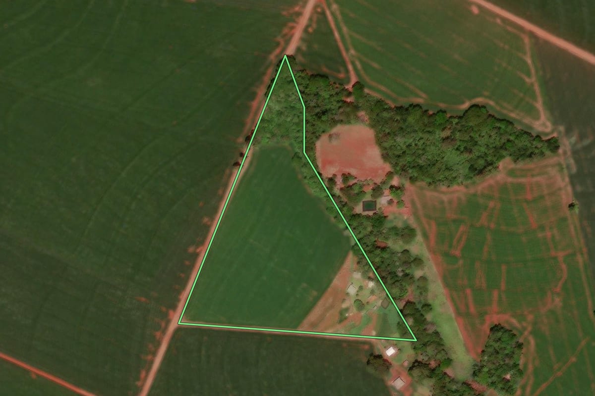 Imagem de satélite do imóvel rural em Juranda (PR), com o contorno declarado no CAR desenhado por cima.