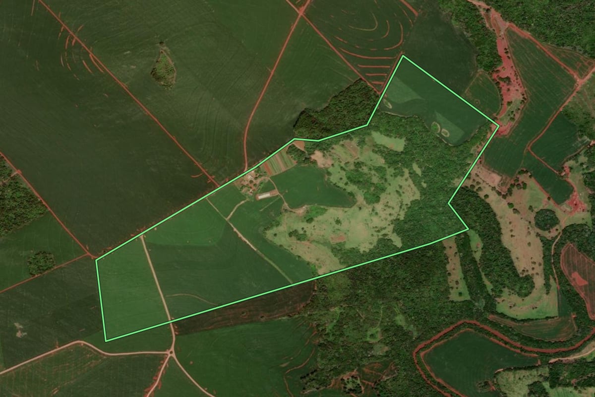 Imagem de satélite do imóvel rural em Juranda (PR), com o contorno declarado no CAR desenhado por cima.