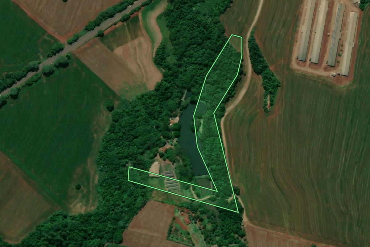 Imagem de satélite do imóvel rural em Jussara (PR), com o contorno declarado no CAR desenhado por cima.