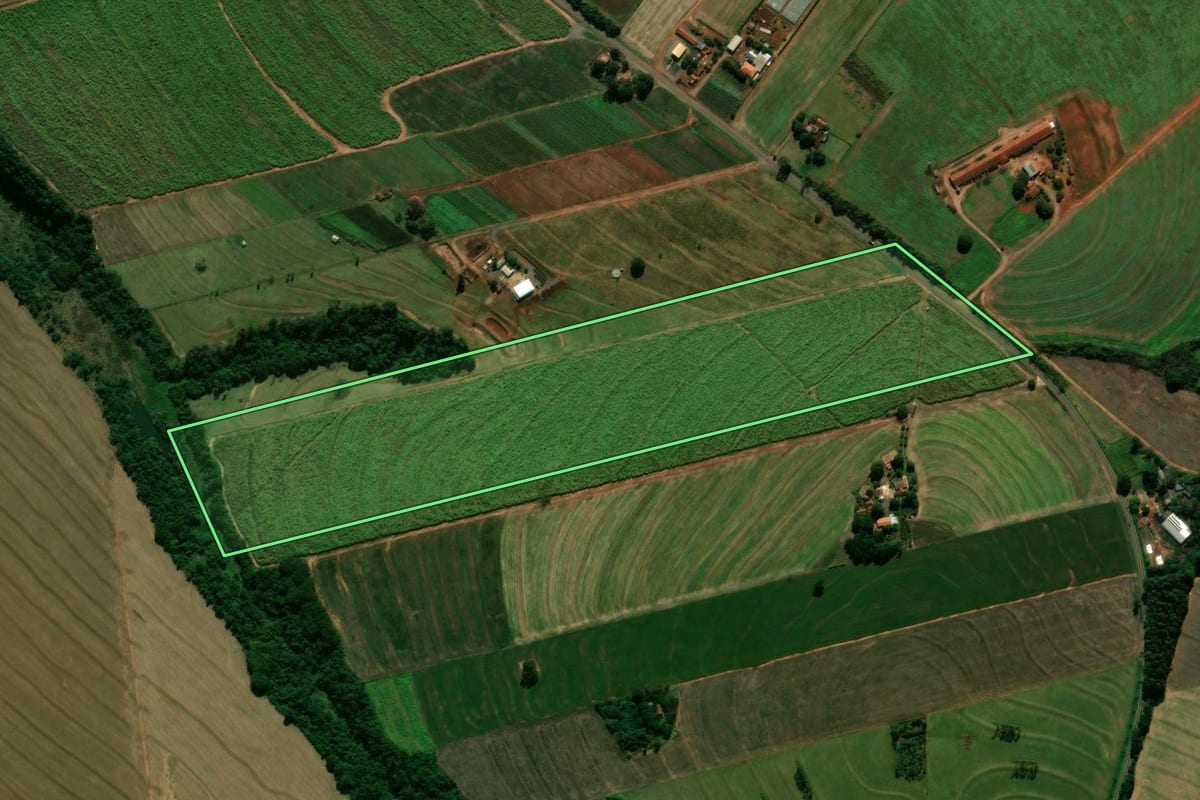 Imagem de satélite do imóvel rural em Jussara (PR), com o contorno declarado no CAR desenhado por cima.