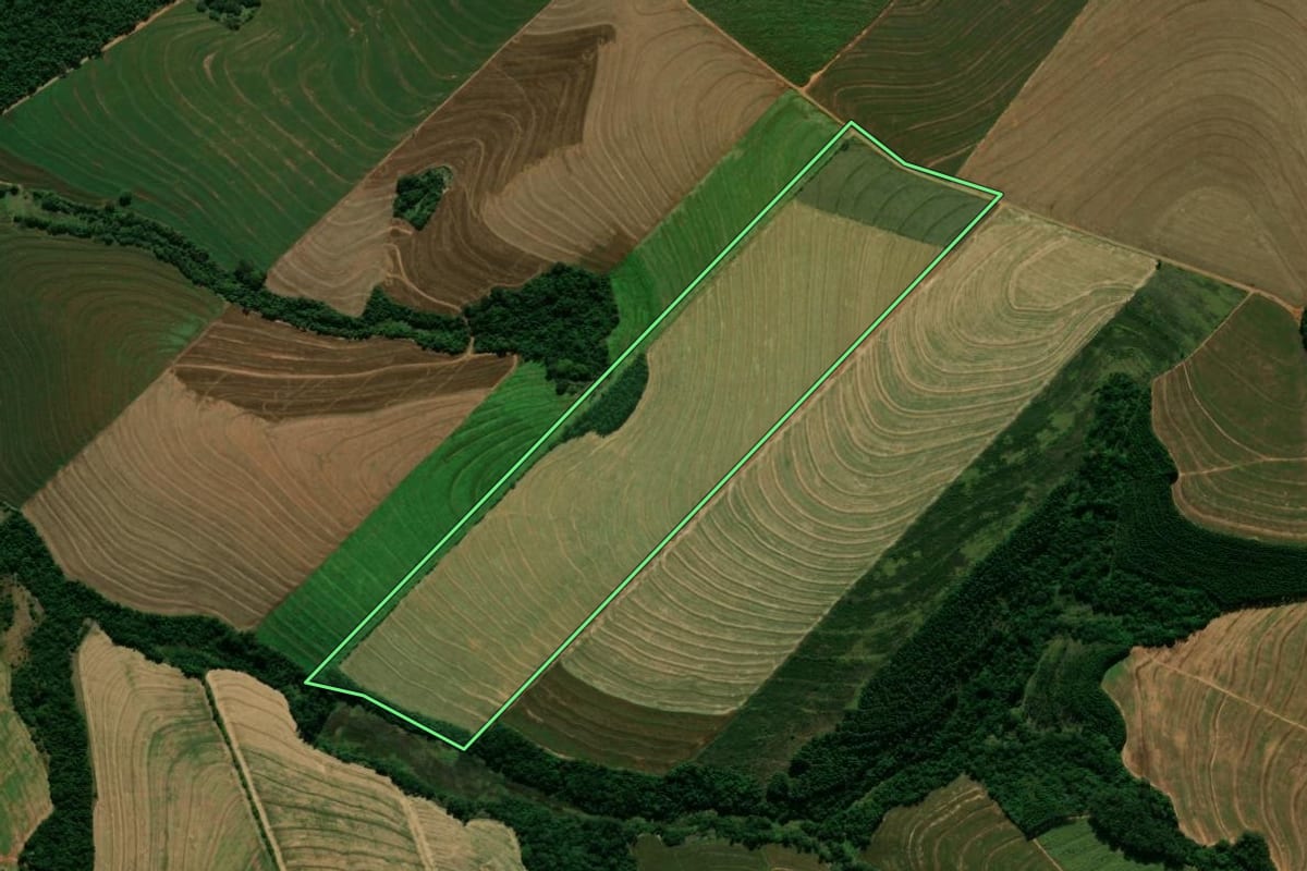 Imagem de satélite do imóvel rural em Jussara (PR), com o contorno declarado no CAR desenhado por cima.