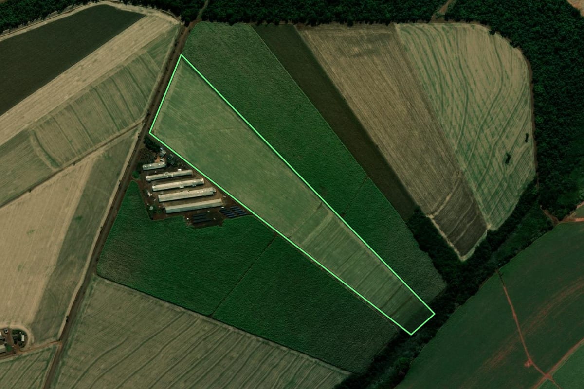 Imagem de satélite do imóvel rural em Jussara (PR), com o contorno declarado no CAR desenhado por cima.