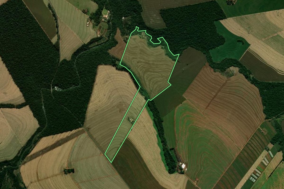 Imagem de satélite do imóvel rural em Jussara (PR), com o contorno declarado no CAR desenhado por cima.