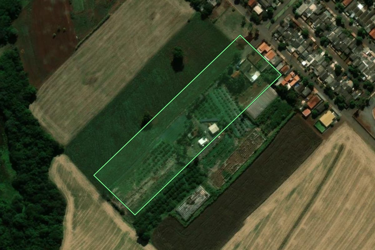 Imagem de satélite do imóvel rural em Jussara (PR), com o contorno declarado no CAR desenhado por cima.