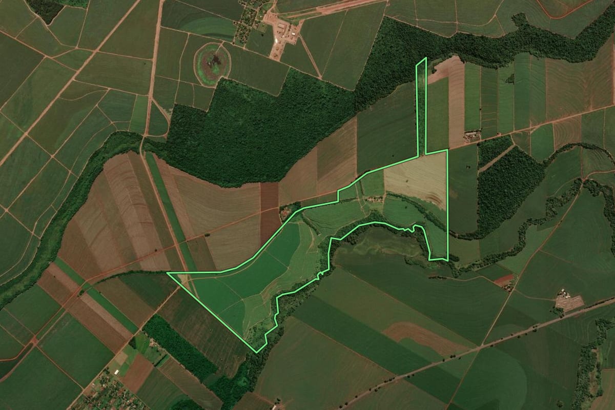 Imagem de satélite do imóvel rural em Jussara (PR), com o contorno declarado no CAR desenhado por cima.