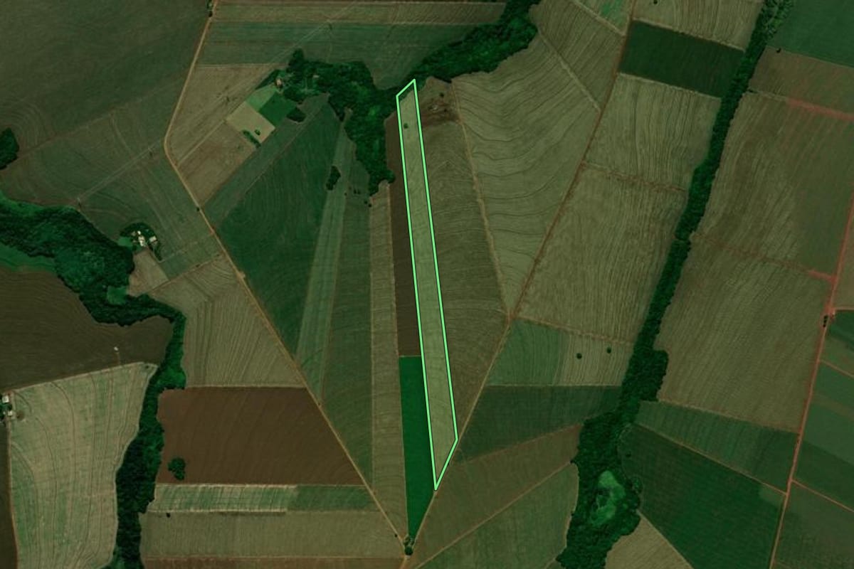 Imagem de satélite do imóvel rural em Jussara (PR), com o contorno declarado no CAR desenhado por cima.
