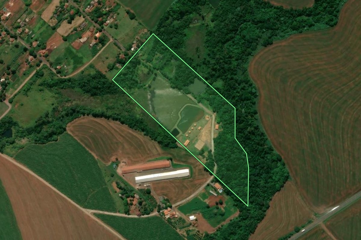 Imagem de satélite do imóvel rural em Jussara (PR), com o contorno declarado no CAR desenhado por cima.