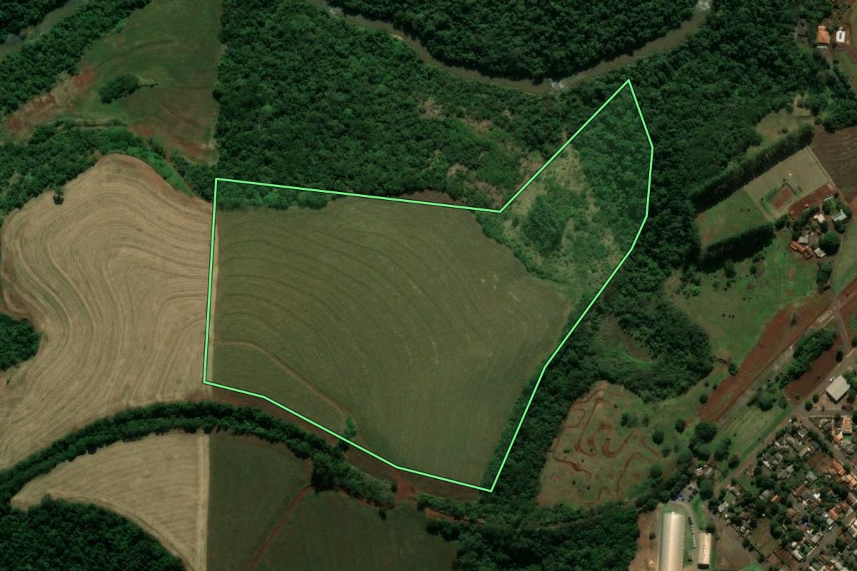 Imagem de satélite do imóvel rural em Jussara (PR), com o contorno declarado no CAR desenhado por cima.