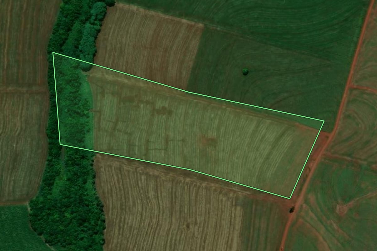 Imagem de satélite do imóvel rural em Jussara (PR), com o contorno declarado no CAR desenhado por cima.