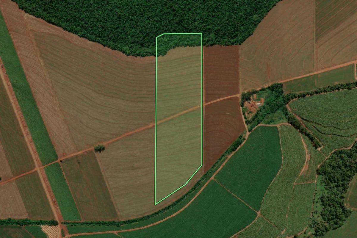 Imagem de satélite do imóvel rural em Jussara (PR), com o contorno declarado no CAR desenhado por cima.