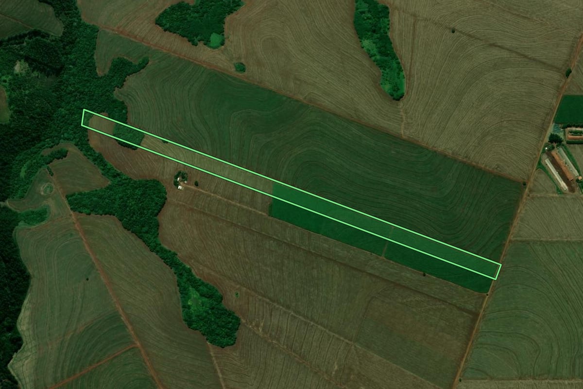 Imagem de satélite do imóvel rural em Jussara (PR), com o contorno declarado no CAR desenhado por cima.