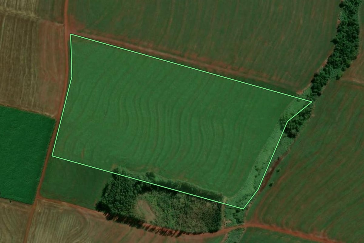 Imagem de satélite do imóvel rural em Jussara (PR), com o contorno declarado no CAR desenhado por cima.