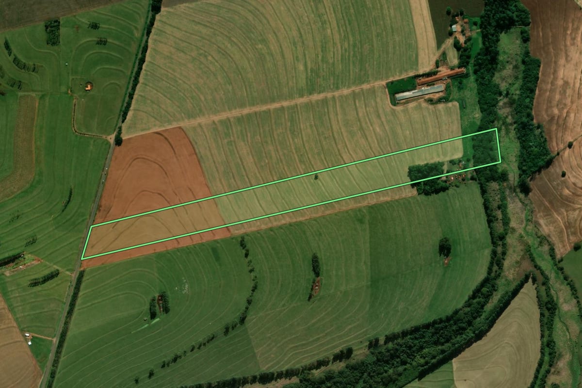Imagem de satélite do imóvel rural em Jussara (PR), com o contorno declarado no CAR desenhado por cima.