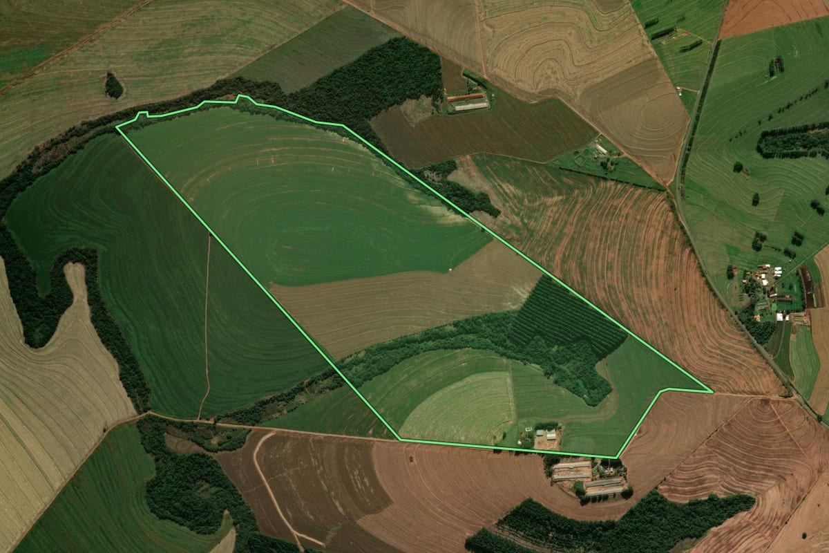Imagem de satélite do imóvel rural em Jussara (PR), com o contorno declarado no CAR desenhado por cima.
