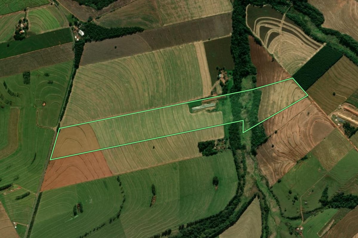 Imagem de satélite do imóvel rural em Jussara (PR), com o contorno declarado no CAR desenhado por cima.