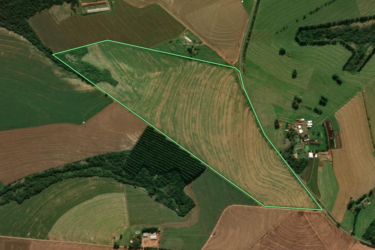 Imagem de satélite do imóvel rural em Jussara (PR), com o contorno declarado no CAR desenhado por cima.