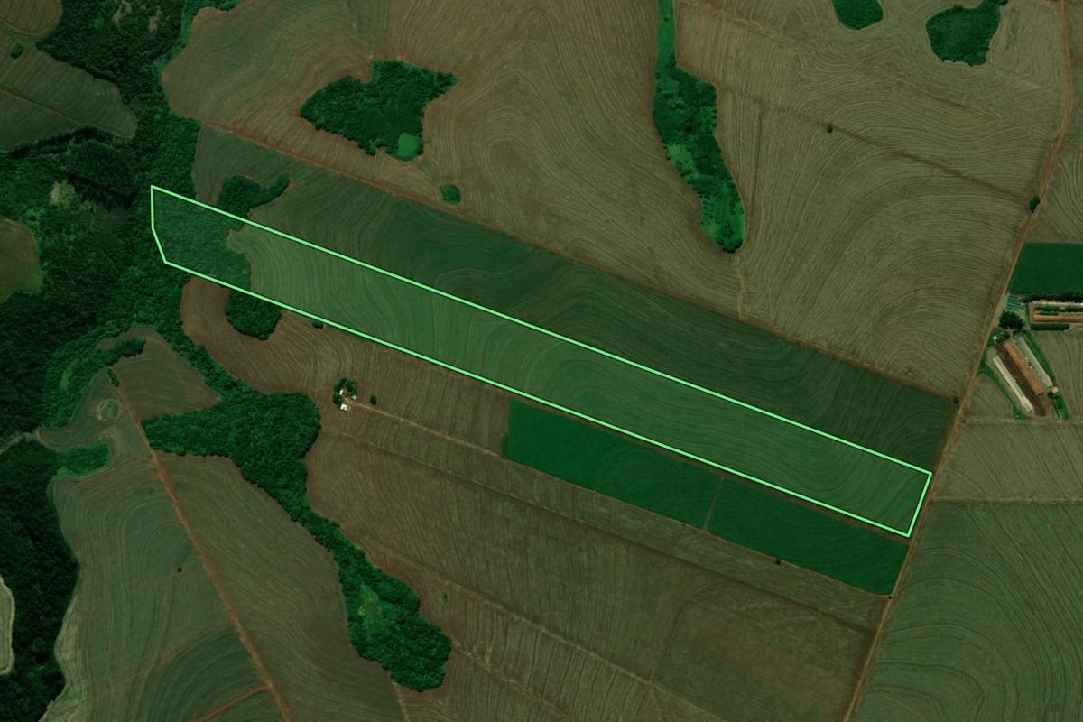 Imagem de satélite do imóvel rural em Jussara (PR), com o contorno declarado no CAR desenhado por cima.