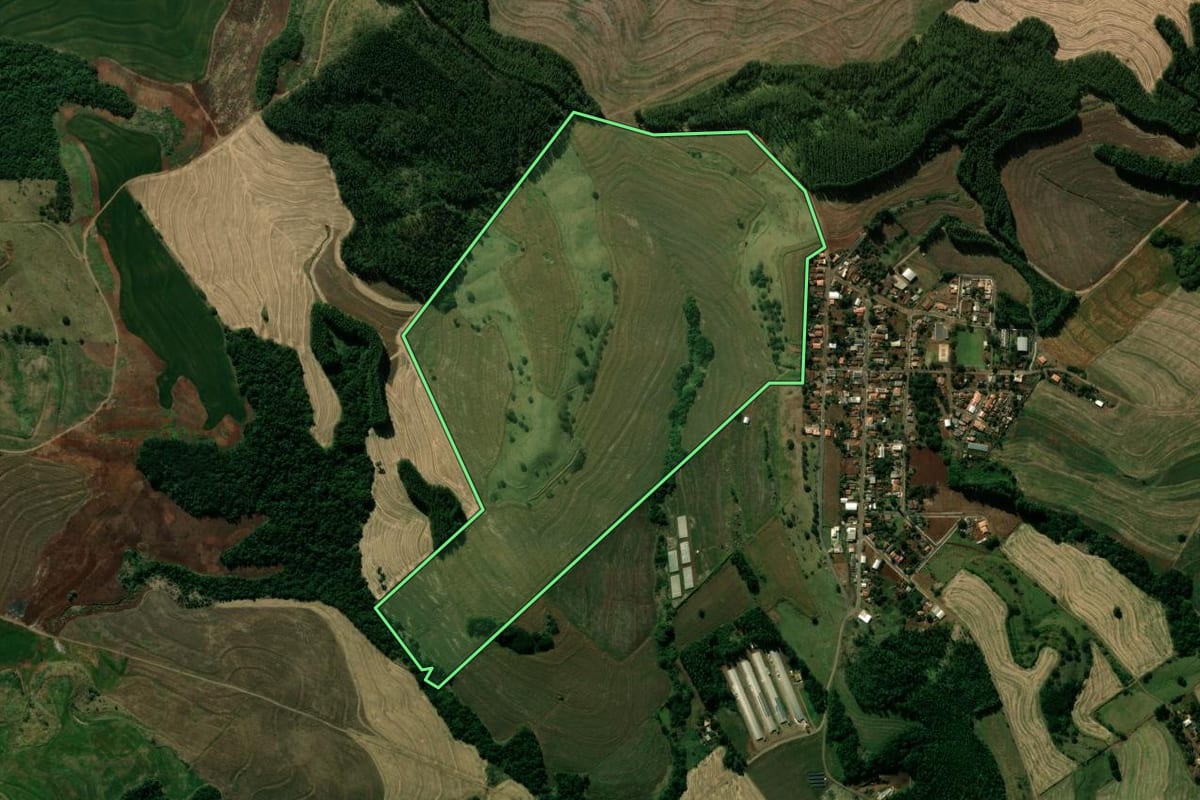 Imagem de satélite do imóvel rural em Kaloré (PR), com o contorno declarado no CAR desenhado por cima.