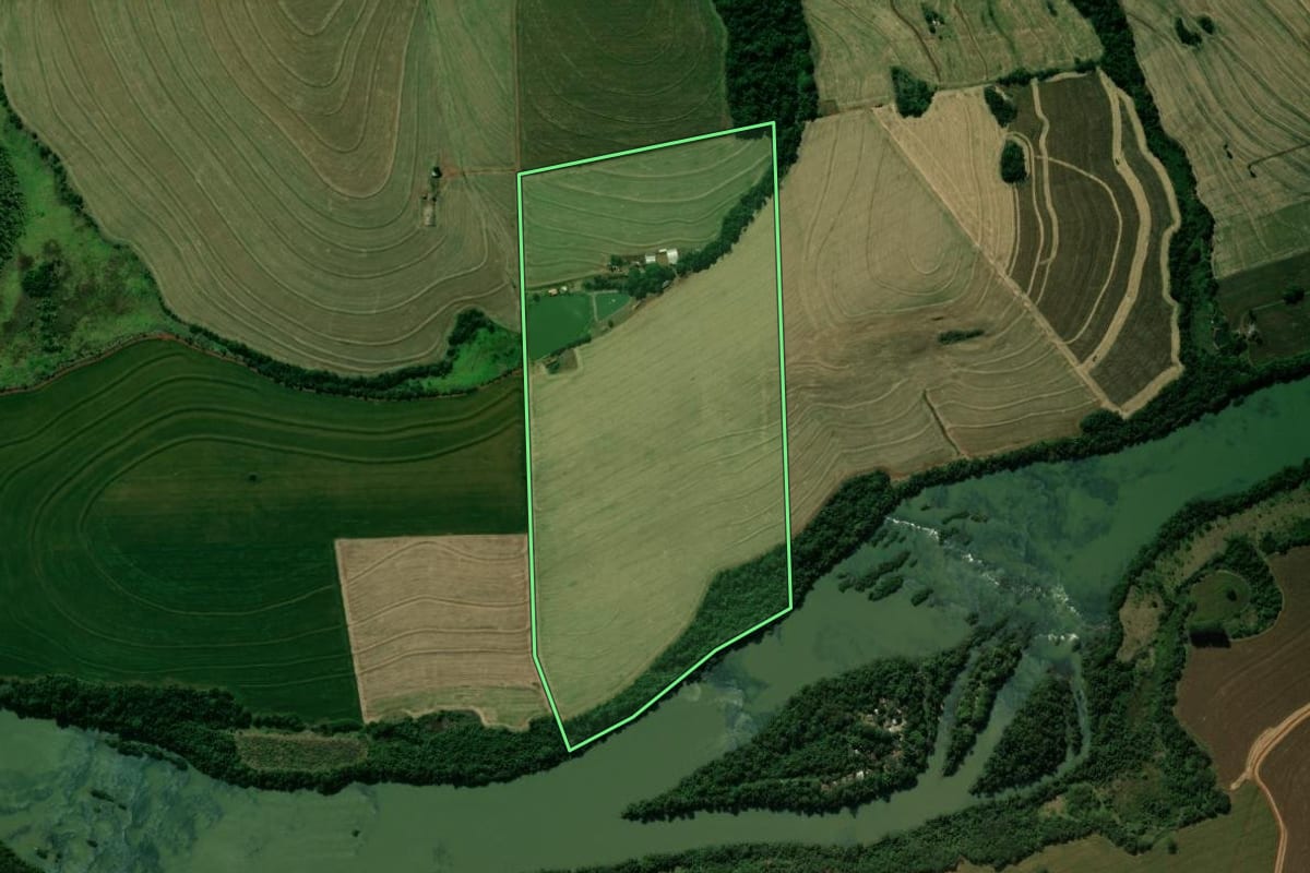 Imagem de satélite do imóvel rural em Kaloré (PR), com o contorno declarado no CAR desenhado por cima.