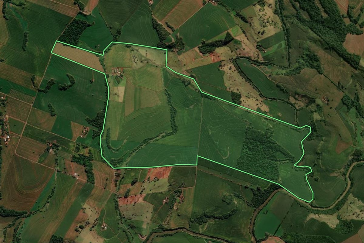 Imagem de satélite do imóvel rural em Kaloré (PR), com o contorno declarado no CAR desenhado por cima.