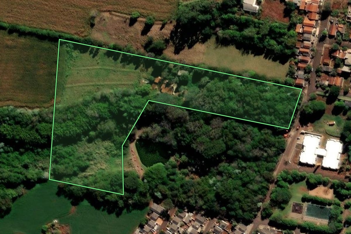 Imagem de satélite do imóvel rural em Kaloré (PR), com o contorno declarado no CAR desenhado por cima.