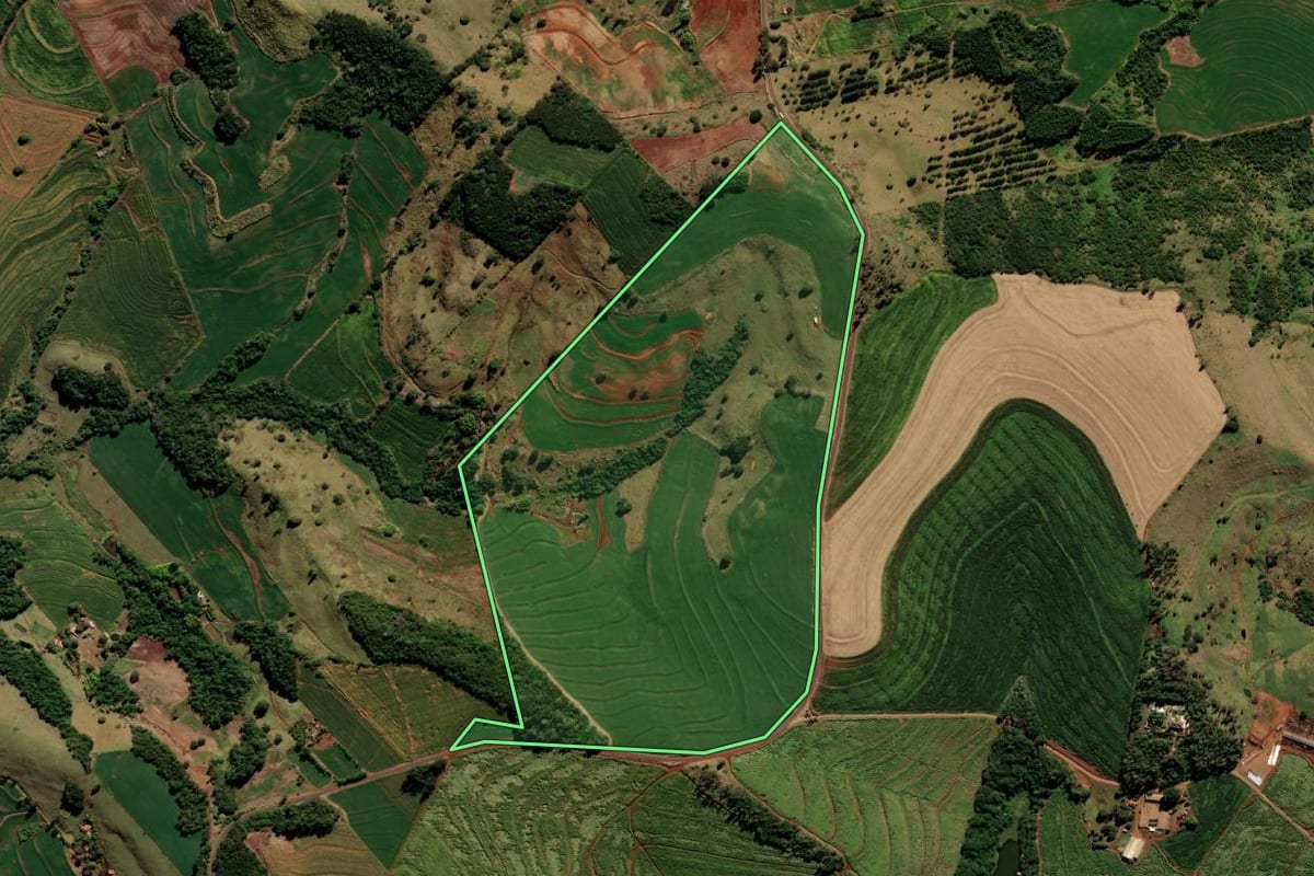 Imagem de satélite do imóvel rural em Kaloré (PR), com o contorno declarado no CAR desenhado por cima.
