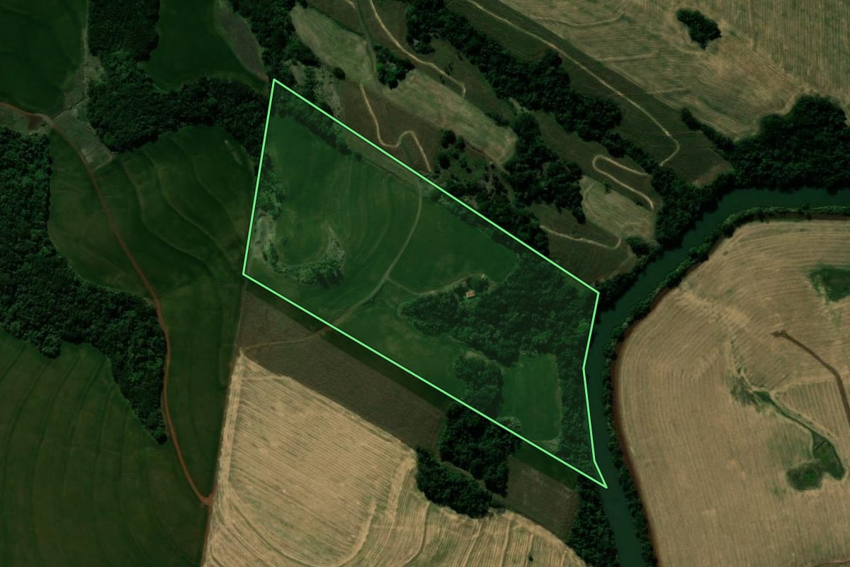 Imagem de satélite do imóvel rural em Kaloré (PR), com o contorno declarado no CAR desenhado por cima.