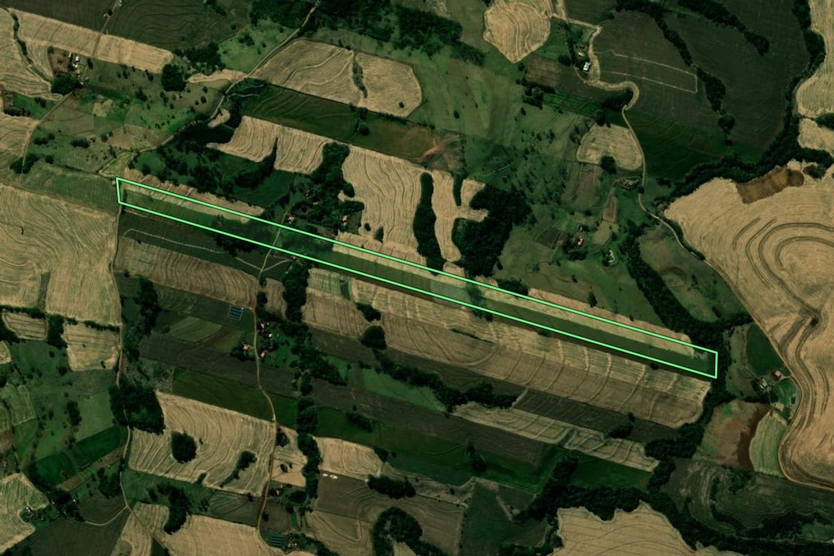 Imagem de satélite do imóvel rural em Kaloré (PR), com o contorno declarado no CAR desenhado por cima.