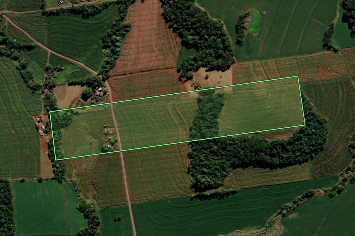 Imagem de satélite do imóvel rural em Kaloré (PR), com o contorno declarado no CAR desenhado por cima.