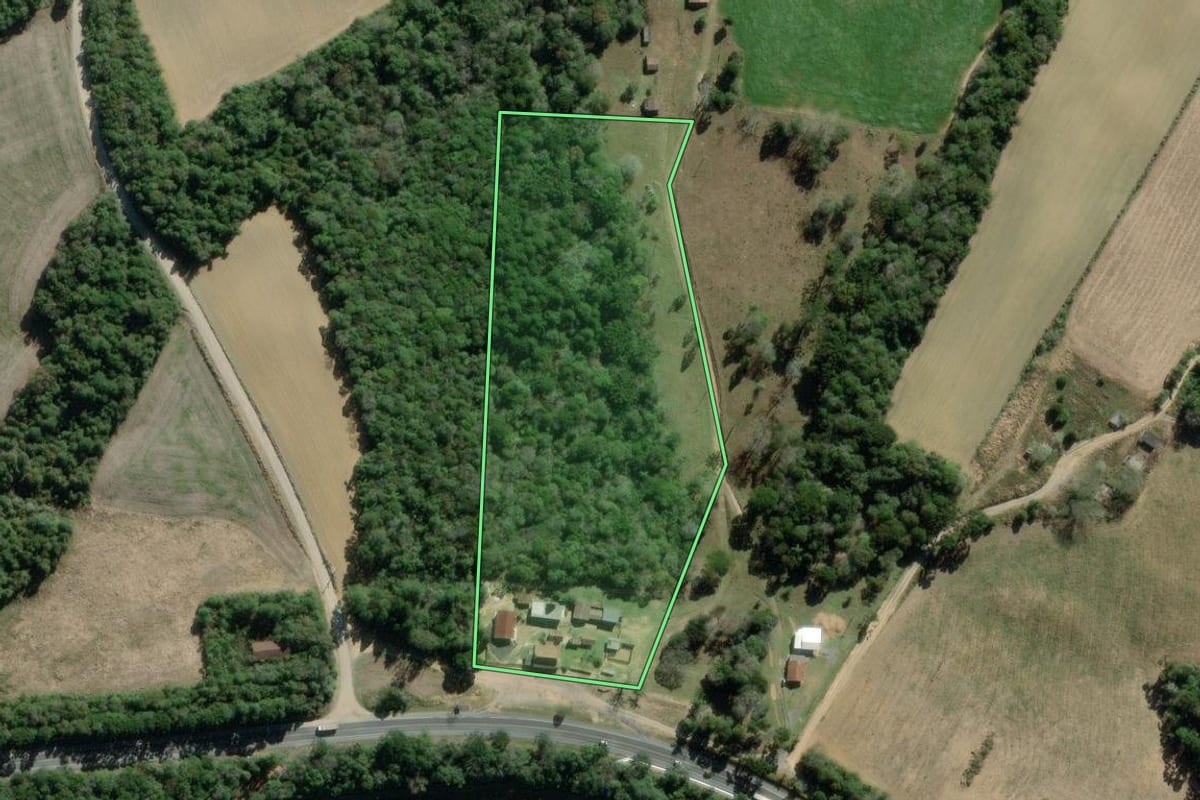 Imagem de satélite do imóvel rural em Lapa (PR), com o contorno declarado no CAR desenhado por cima.