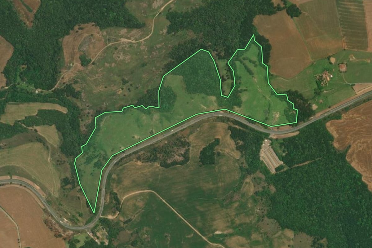 Imagem de satélite do imóvel rural em Lapa (PR), com o contorno declarado no CAR desenhado por cima.