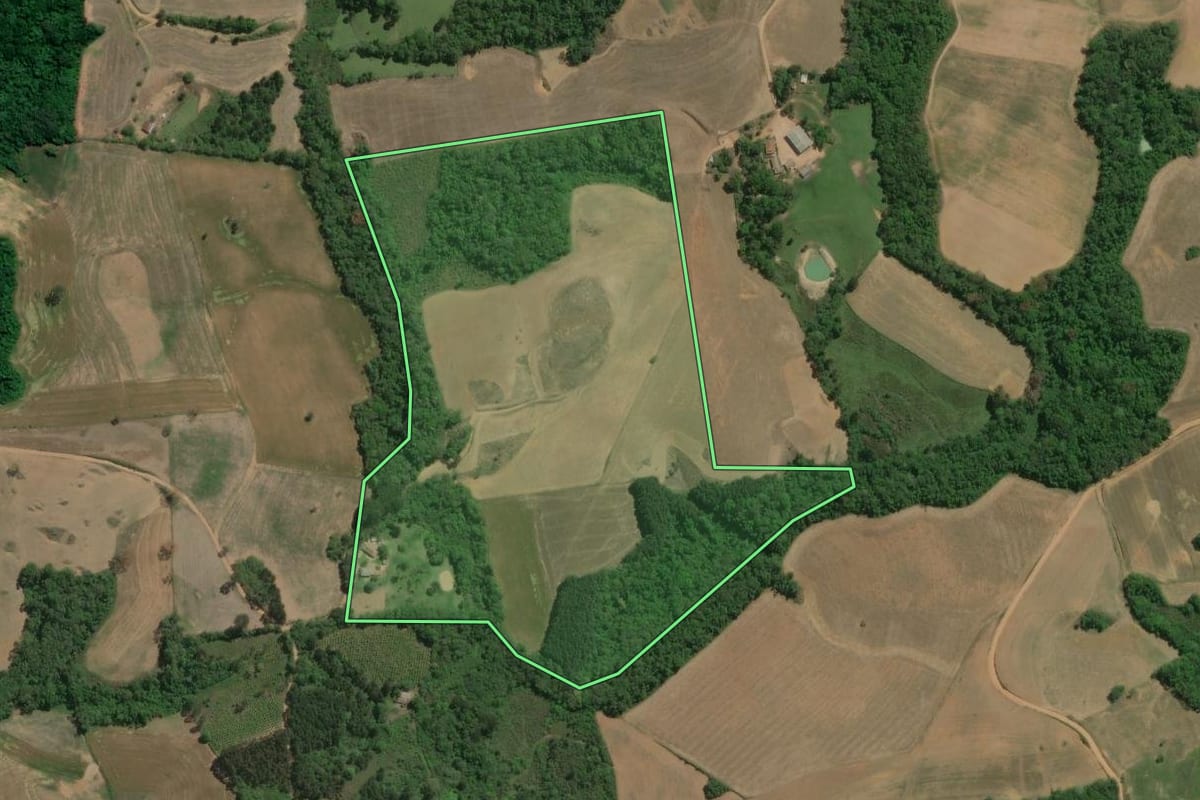 Imagem de satélite do imóvel rural em Lapa (PR), com o contorno declarado no CAR desenhado por cima.
