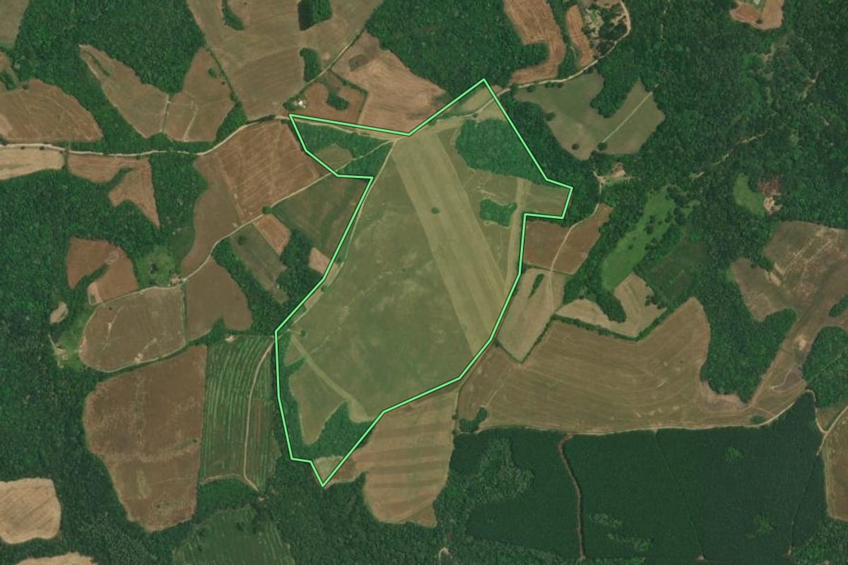 Imagem de satélite do imóvel rural em Lapa (PR), com o contorno declarado no CAR desenhado por cima.