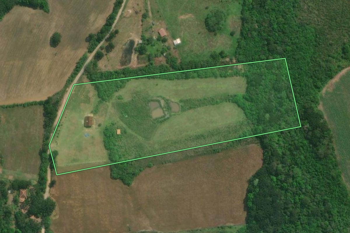 Imagem de satélite do imóvel rural em Lapa (PR), com o contorno declarado no CAR desenhado por cima.