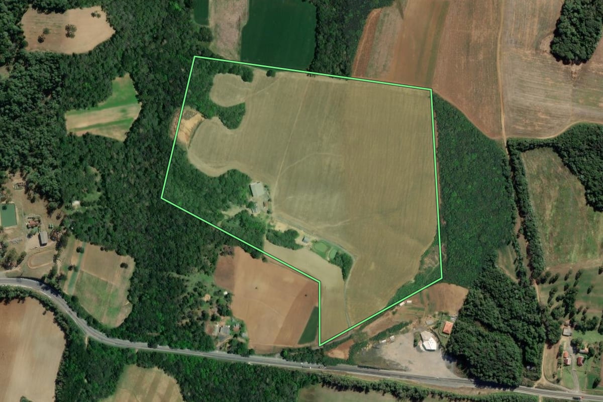 Imagem de satélite do imóvel rural em Lapa (PR), com o contorno declarado no CAR desenhado por cima.