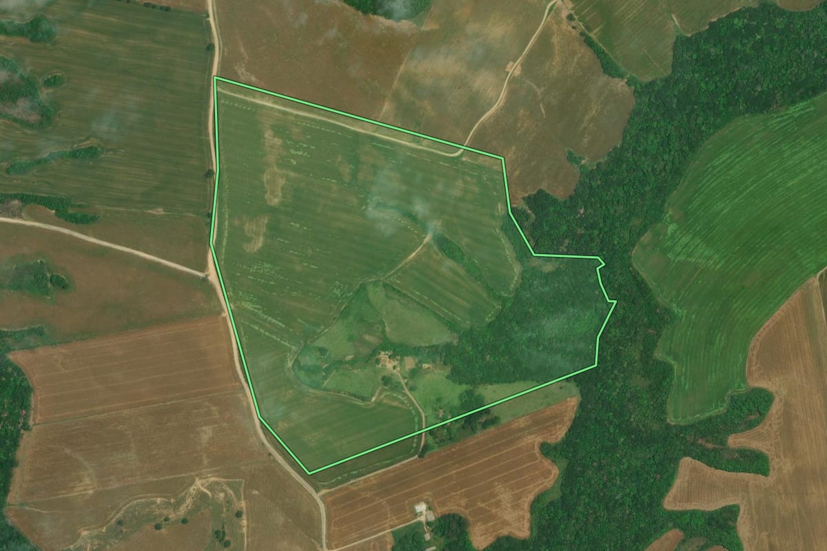 Imagem de satélite do imóvel rural em Lapa (PR), com o contorno declarado no CAR desenhado por cima.